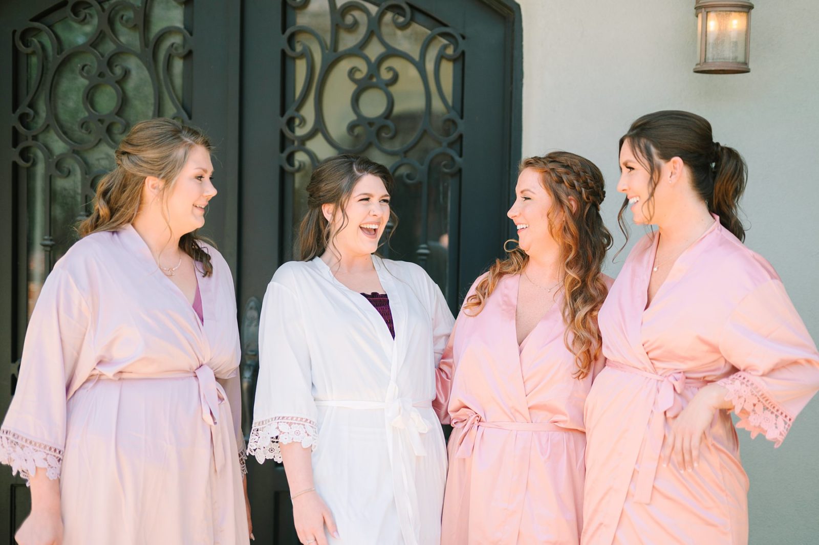 bride and bridesmaids laughing, bride laughing, bride getting ready, austin wedding, tuscan hall, chapel dulcinea wedding venues, tuscan hall and veranda room, tuscan hall wedding venue, austin wedding, austin wedding photography, hill country wedding, unique austin wedding venue, veranda room, chapel dulcinea, wizards guest room, wizard academy wedding venue, free austin wedding venue